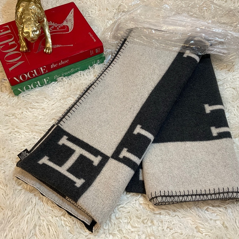 Full set HERMÈS Wool Cashmere Avalon Blanket in Black Grey Ecru